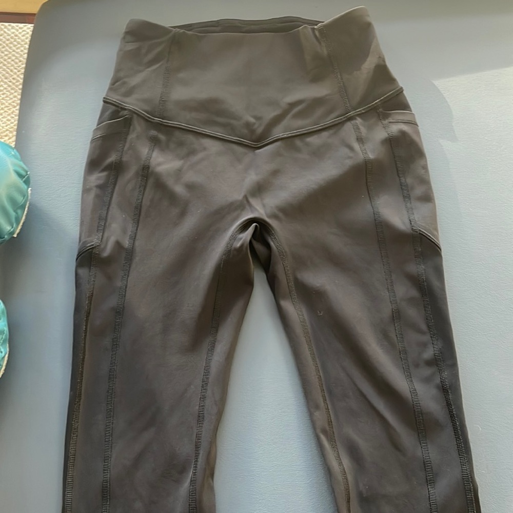 Size 4 Lululemon capri tights. Black with side pockets. Worn only 1 time